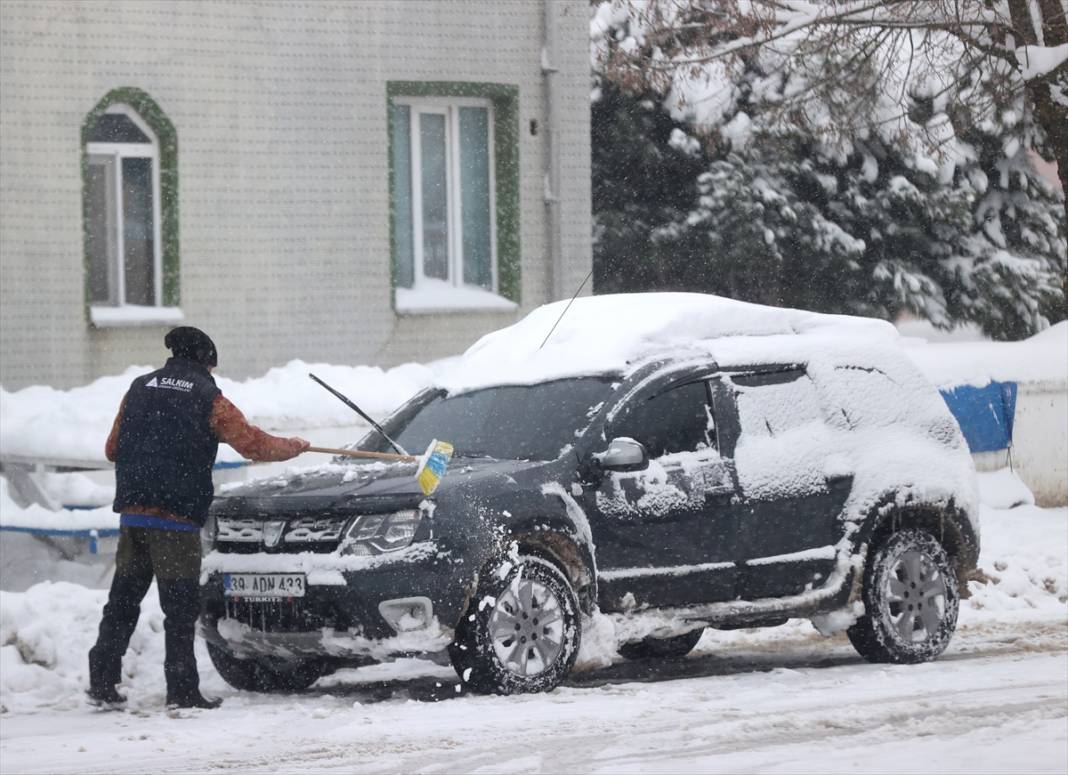 Yükseklerine kar yağan şehir beyaz örtüyle kaplandı 12